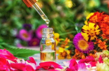 Şişe bitkisel ve çiçek konserveleri. Seçici odaklanma. Doğa.