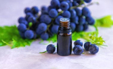 Şişedeki üzüm tohumu yağı. Seçici odaklanma. Doğa.