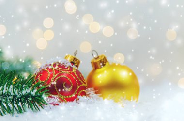 Kar ve dekorlu Noel kartları. Seçici odaklanma. Yeni Yıl.