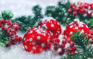 Kar ve dekorlu Noel kartları. Seçici odaklanma. Yeni Yıl.