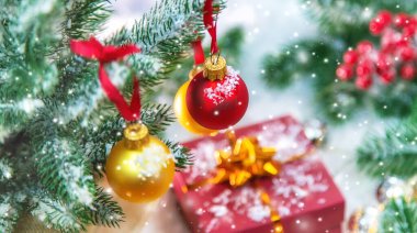 Kar ve dekorlu Noel kartları. Seçici odaklanma. Yeni Yıl.