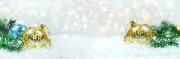 雪と装飾付きのクリスマスカード 選択的フォーカス — ストック写真
