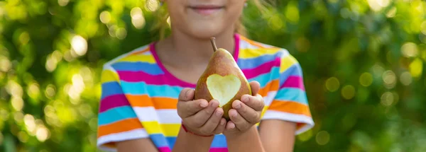 Enfant Mange Une Poire Dans Jardin Concentration Sélective Enfant — Photo