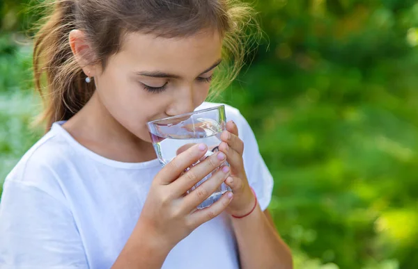 Anak Itu Minum Air Dari Gelas Fokus Selektif Anak — Stok Foto