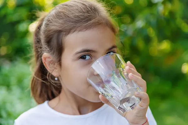 Anak Itu Minum Air Dari Gelas Fokus Selektif Anak — Stok Foto