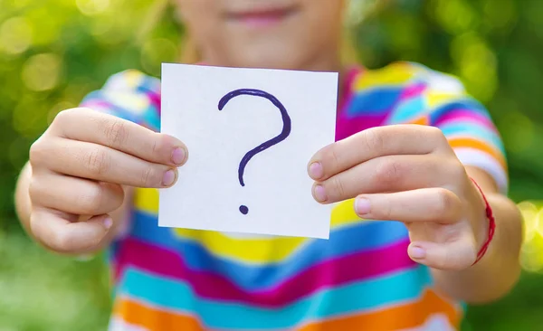 Criança Tem Papel Com Ponto Interrogação Foco Seletivo Miúdo — Fotografia de Stock