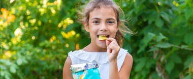 Çocuk cips yiyor. Seçici odaklanma. Çocuk.