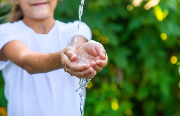 Вода Тече Руки Дитини Вибірковий Фокус Природа — стокове фото