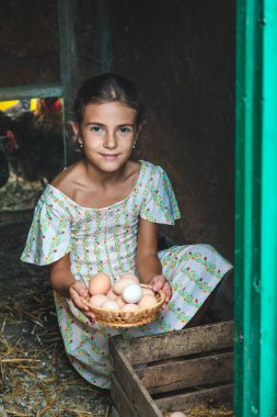 Çocuk tavuk kümesinden yumurtaları topluyor. Seçici odaklanma. Çocuk.