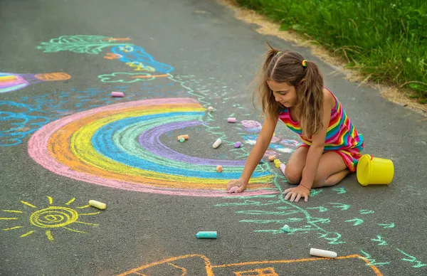 Enfant Dessine Craie Sur Asphalte Concentration Sélective Enfant — Photo