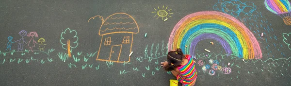 Enfant Dessine Craie Sur Asphalte Concentration Sélective Enfant — Photo