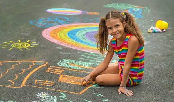 Das Kind Zeichnet Mit Kreide Auf Den Asphalt Selektiver Fokus — Stockfoto