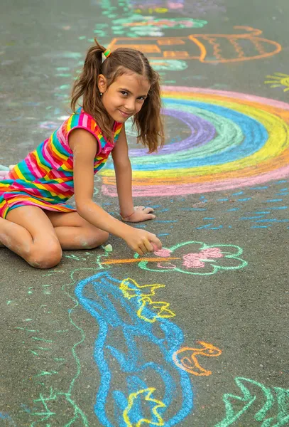 Enfant Dessine Craie Sur Asphalte Concentration Sélective Enfant — Photo