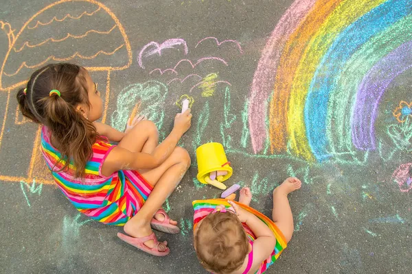 Enfant Dessine Craie Sur Asphalte Concentration Sélective Enfant — Photo