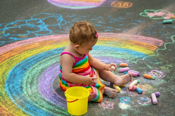 Enfant Dessine Craie Sur Asphalte Concentration Sélective Enfant — Photo