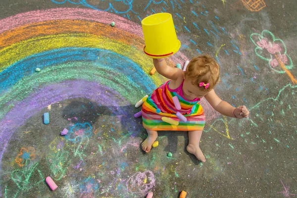 Enfant Dessine Craie Sur Asphalte Concentration Sélective Enfant — Photo