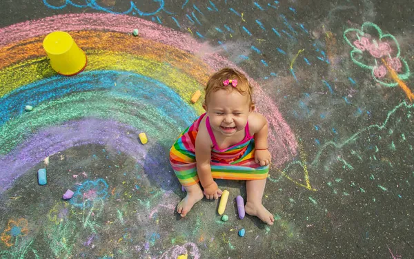 Enfant Dessine Craie Sur Asphalte Concentration Sélective Enfant — Photo