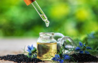 Şişedeki siyah kimyon yağı. Seçici odaklanma. Doğa.