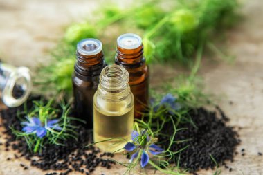 Şişedeki siyah kimyon yağı. Seçici odaklanma. Doğa.