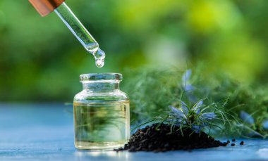 Şişedeki siyah kimyon yağı. Seçici odaklanma. Doğa.