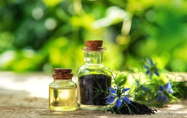 Óleo Cominho Preto Uma Garrafa Foco Seletivo Natureza — Fotografia de Stock