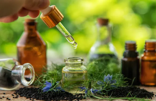 Aceite Comino Negro Una Botella Enfoque Selectivo Naturaleza — Foto de Stock