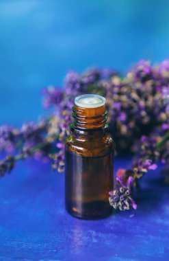 Şişedeki lavanta yağı. Seçici odaklanma. Doğa.