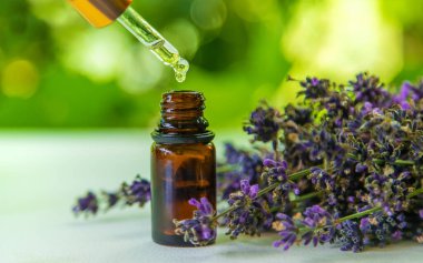 Şişedeki lavanta yağı. Seçici odaklanma. Doğa.