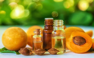 Şişedeki kayısı çekirdeği yağı. Seçici odaklanma. Yiyecek..