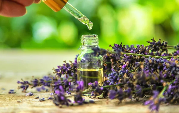 Etherische Olie Van Lavendel Een Fles Selectieve Focus Natuur — Stockfoto