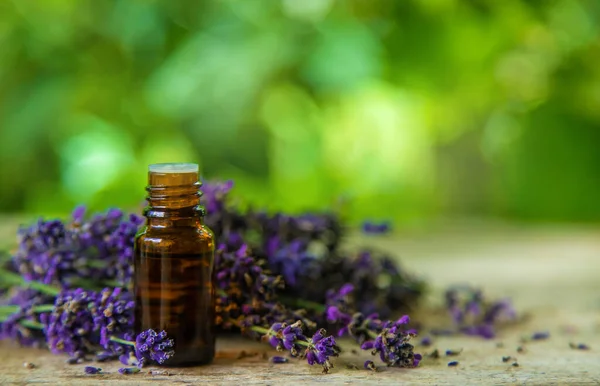 Etherische Olie Van Lavendel Een Fles Selectieve Focus Natuur — Stockfoto