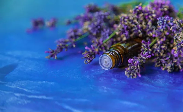 Lavendel Eterisk Olja Flaska Selektivt Fokus Natur — Stockfoto