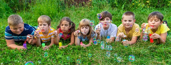 Barn Blåser Bubblor Gatan Selektivt Fokus Natur — Stockfoto