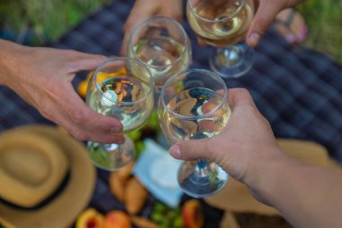 İnsanlar piknikte şarap içerler. Seçici odaklanma. Doğa.