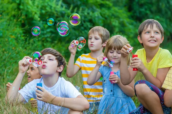 Gyerekek Buborékokat Fújnak Utcára Szelektív Fókusz Természet — Stock Fotó