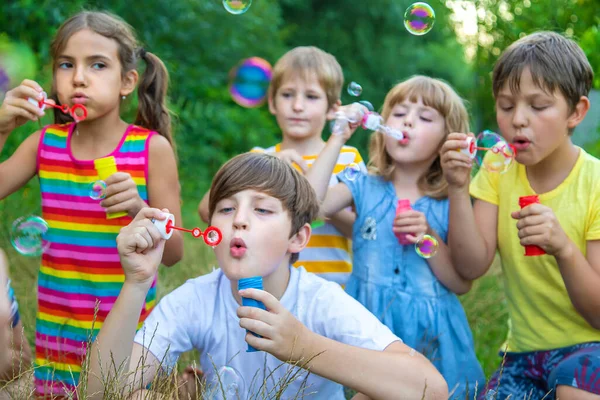 Kinder Pusten Blasen Auf Die Straße Selektiver Fokus Natur — Stockfoto