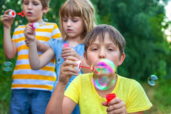 Kinder Pusten Blasen Auf Die Straße Selektiver Fokus Natur — Stockfoto