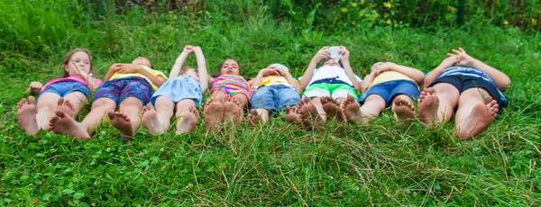 子供の足は草の上にある 選択的フォーカス キッド — ストック写真