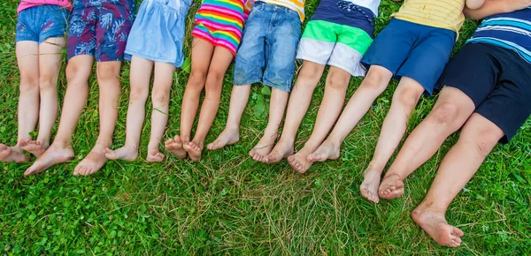 Kaki Anak Anak Berbaring Rumput Fokus Selektif Anak — Stok Foto