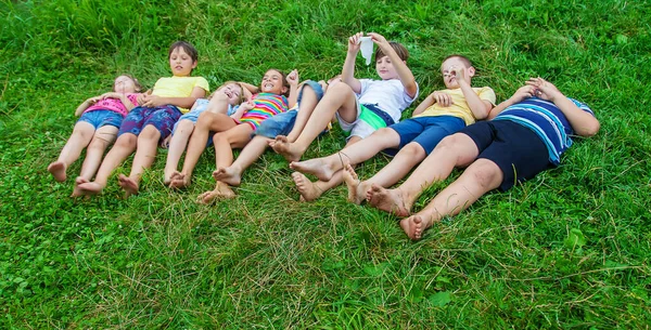 Kinderfüße Liegen Auf Dem Gras Selektiver Fokus Kind — Stockfoto