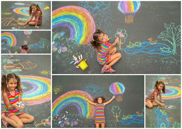 Barn Ritar Collage Med Krita Asfalten Selektivt Fokus Grabben — Stockfoto
