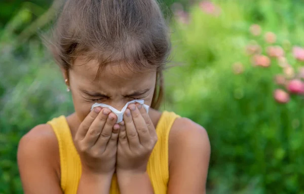 Niño Una Alergia Estacional Las Flores Enfoque Selectivo Niño — Foto de Stock