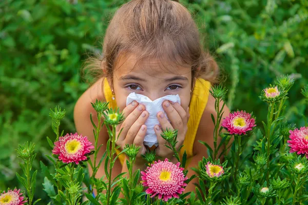 Παιδί Είναι Εποχιακή Αλλεργία Στα Λουλούδια Επιλεκτική Εστίαση Παιδί — Φωτογραφία Αρχείου