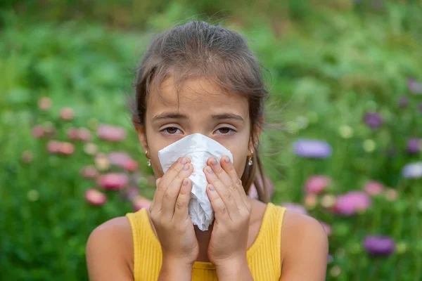 Παιδί Είναι Εποχιακή Αλλεργία Στα Λουλούδια Επιλεκτική Εστίαση Παιδί — Φωτογραφία Αρχείου