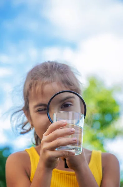 Дитина Оглядає Склянку Води Збільшувальною Склянкою Вибірковий Фокус Хлопчик — стокове фото
