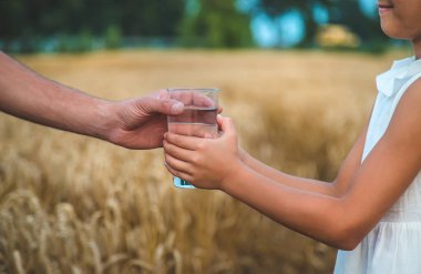 Bir bardak suyla baba ve çocuk. Seçici odaklanma. Çocuk.