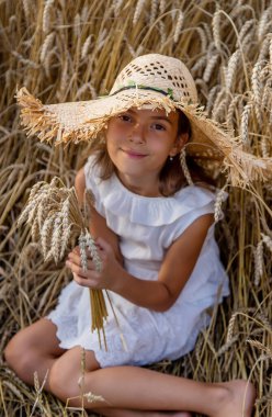 Buğday tarlasında bir çocuk. Seçici odaklanma. Doğa.