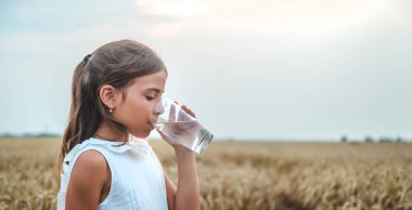 Çocuk bardaktan su içiyor. Seçici odaklanma. Çocuk.