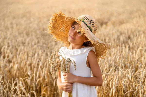 Ein Kind Einem Weizenfeld Selektiver Fokus Natur — Stockfoto