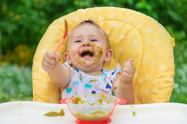 Bebé Está Comer Puré Legumes Foco Seletivo Criança — Fotografia de Stock